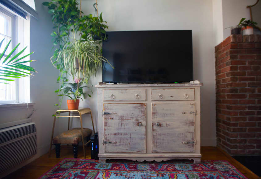 Bustle Beauty Editor Olivia Muenter's NYC Home Apartment Therapy